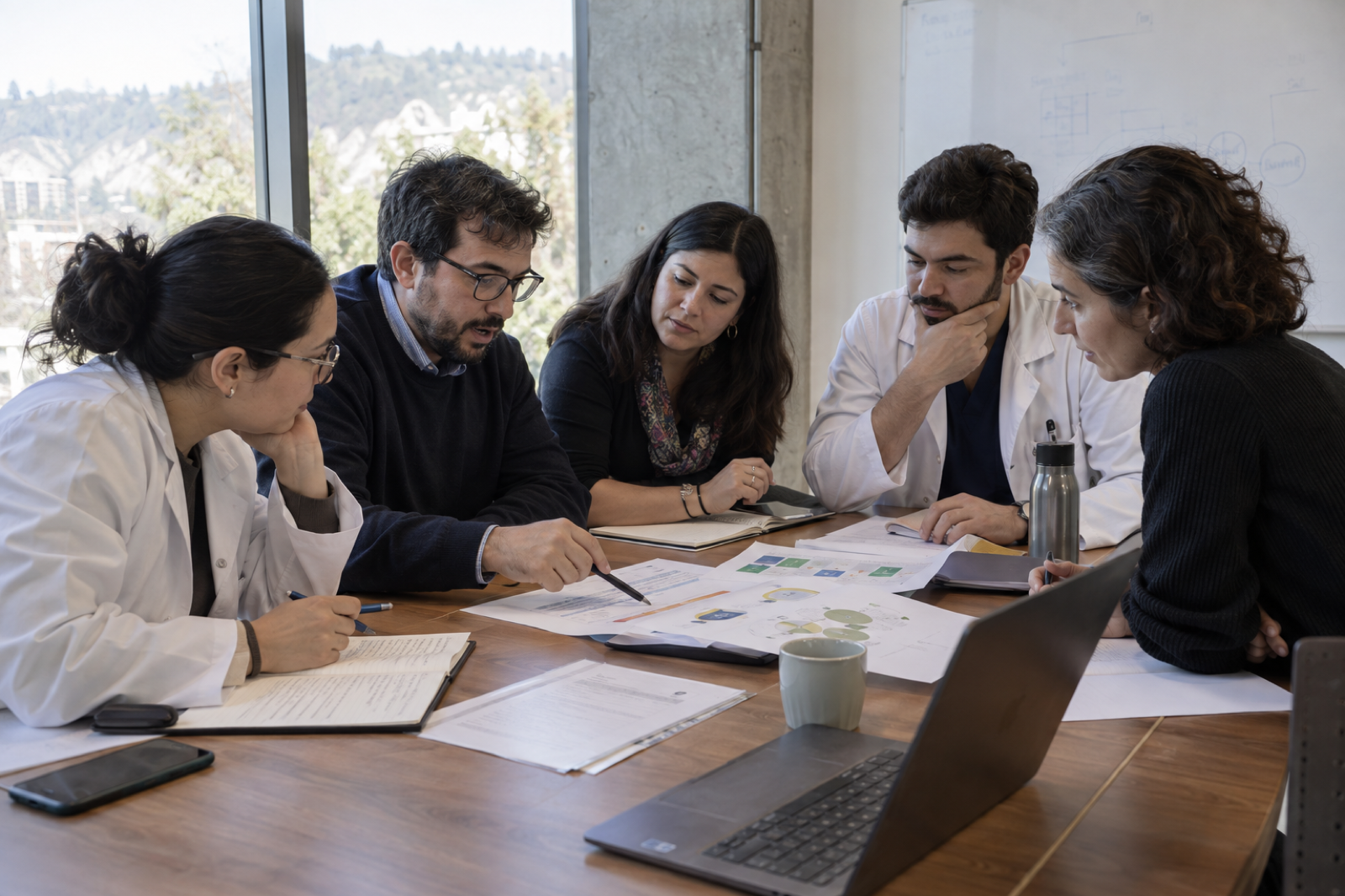 Equipo clínico colaborando en el diseño de un piloto